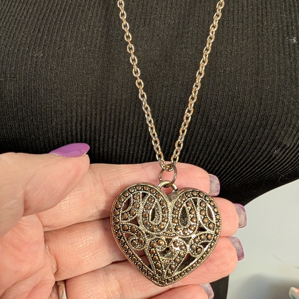 Filigree Heart Pendant Necklace - Gold-Tone